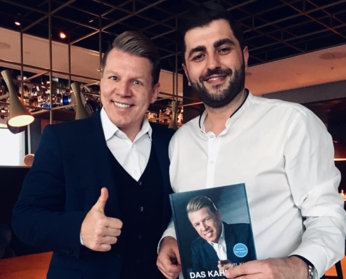 Axel Kahn mit Zilli Dzaferi und dem Buch "DAS KAHN-GEN"